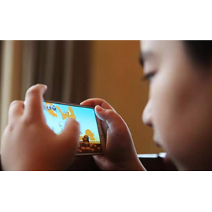 怎么控制小孩玩手机 如何让孩子少玩手机