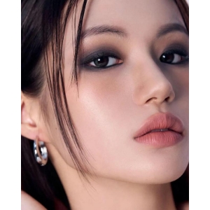 丝芙兰中国市场战略生变：一月内引进6大国货彩妆，高端渠道为何拥抱“平价网红”？