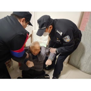 深夜街头的温暖接力 太原民警与热心市民联手救助摔倒八旬老人