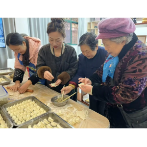 饺香漫社区 邻里暖寒冬——喻家山东社区自发陪伴老人迎新年