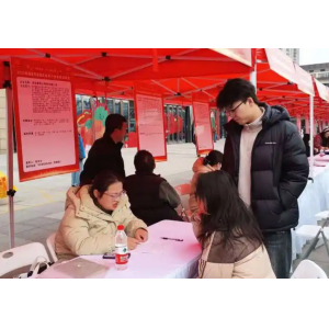 东胜区今日举办线下招聘会同步直播带岗，双线助力春节前求职