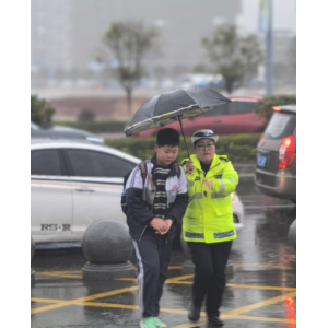 暴雨突袭街头陌生人为考生撑伞 双向奔赴诠释城市温度